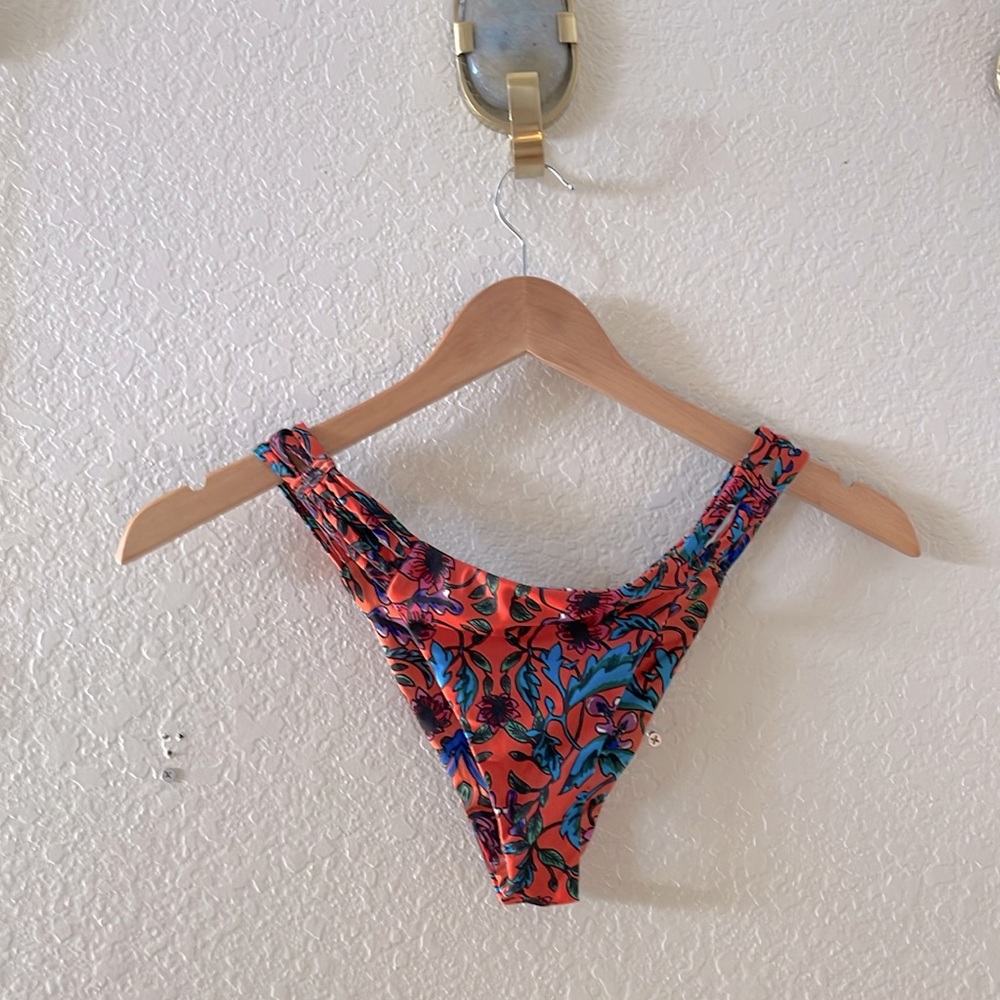 Beach Riot swimsuit bottoms *red floral* size Large